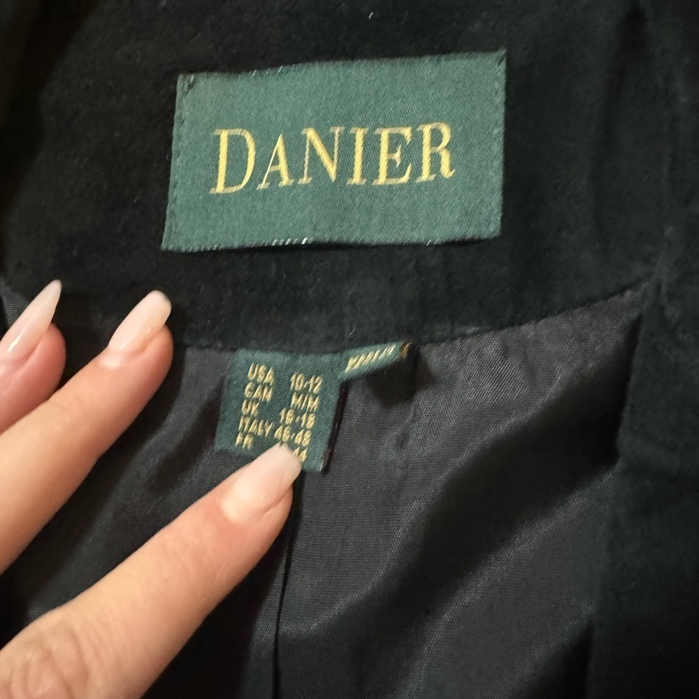 Danier jacket ⭐️ - Picture 3 of 3